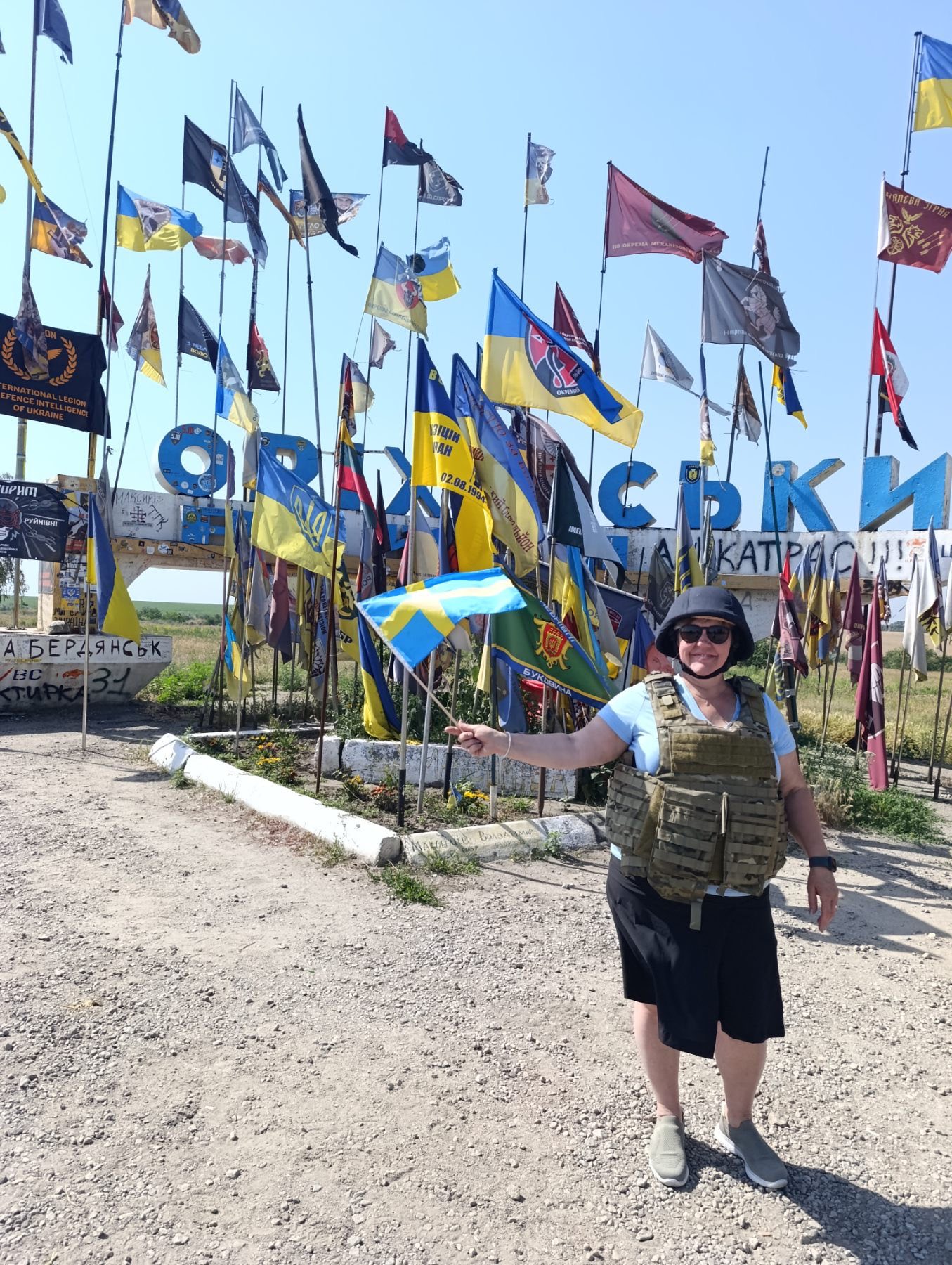 Bild på volontärbil som är donerad till fronten i Ukraina.